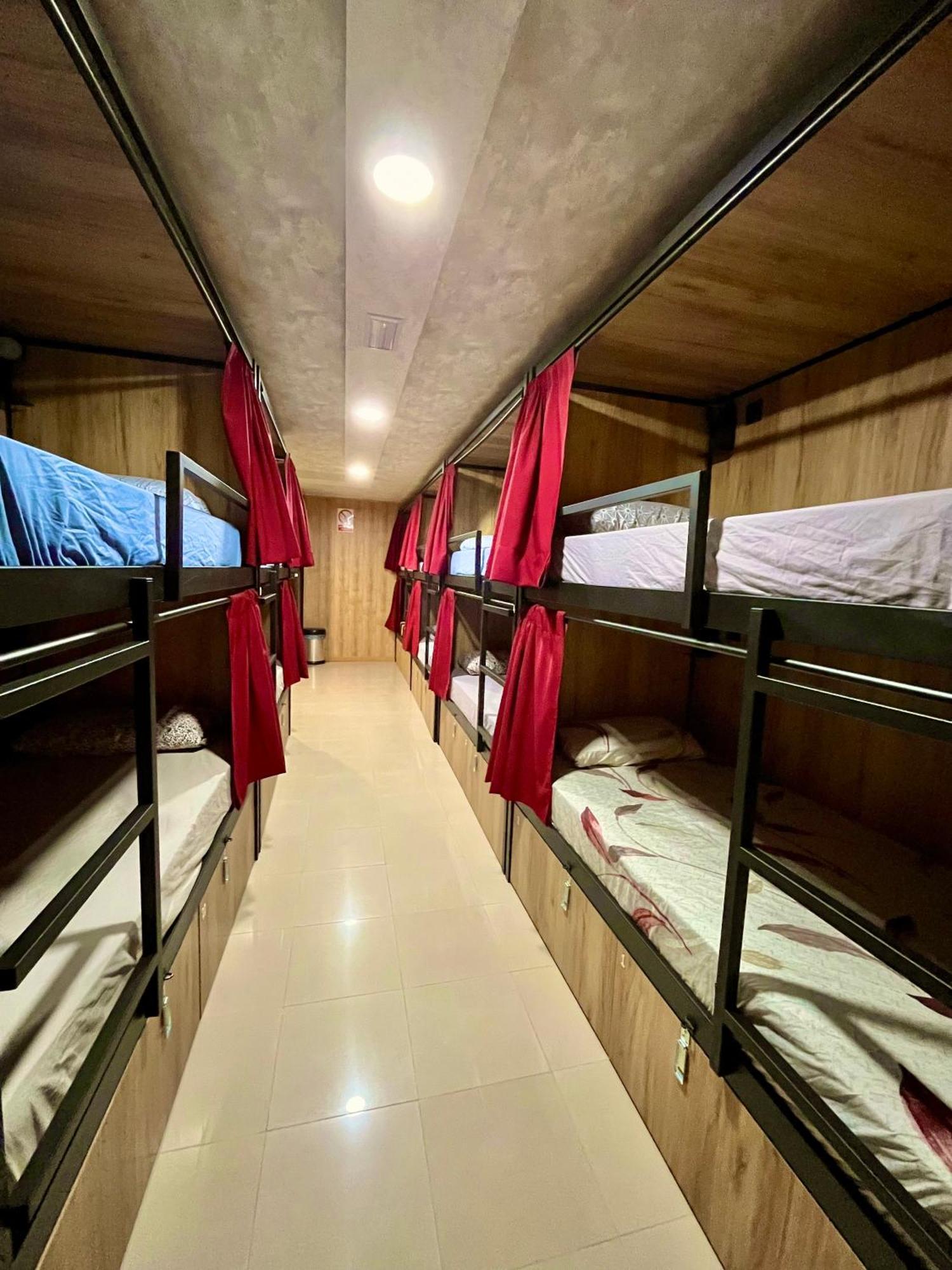 Velvet Hostel Madrid Ngoại thất bức ảnh