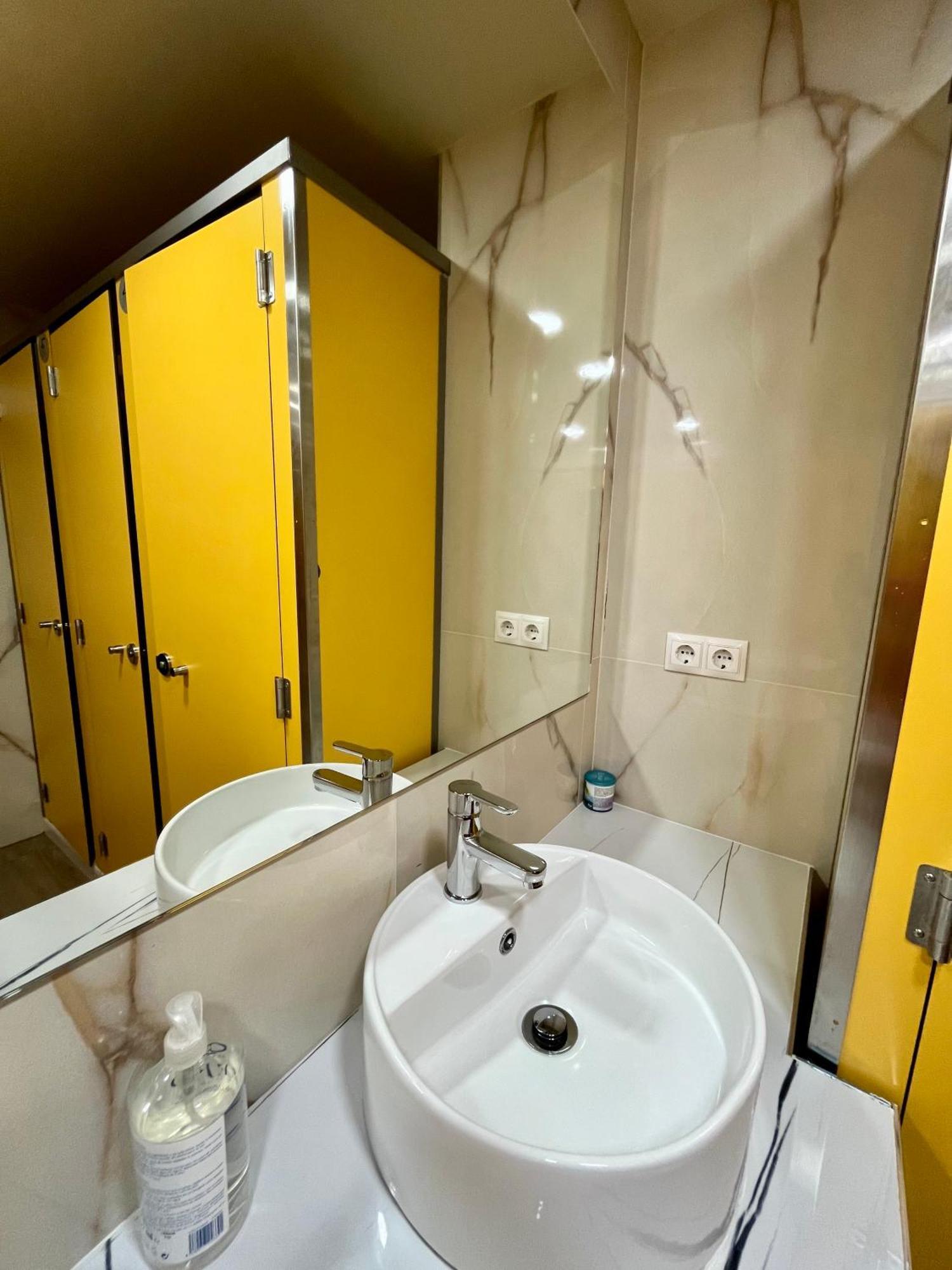 Velvet Hostel Madrid Ngoại thất bức ảnh