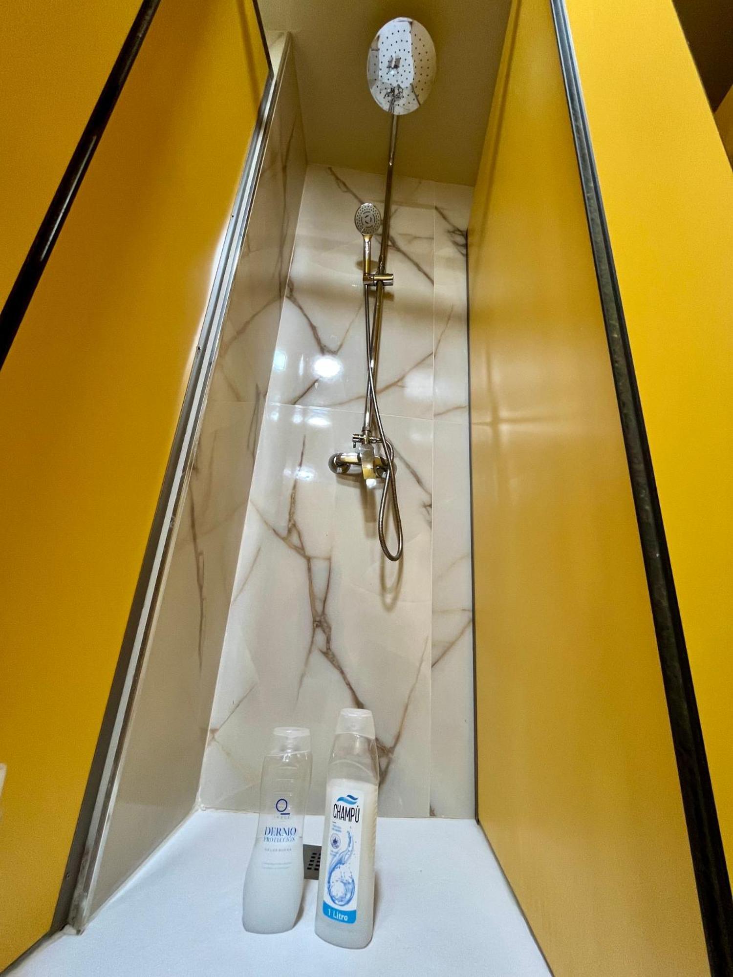 Velvet Hostel Madrid Ngoại thất bức ảnh